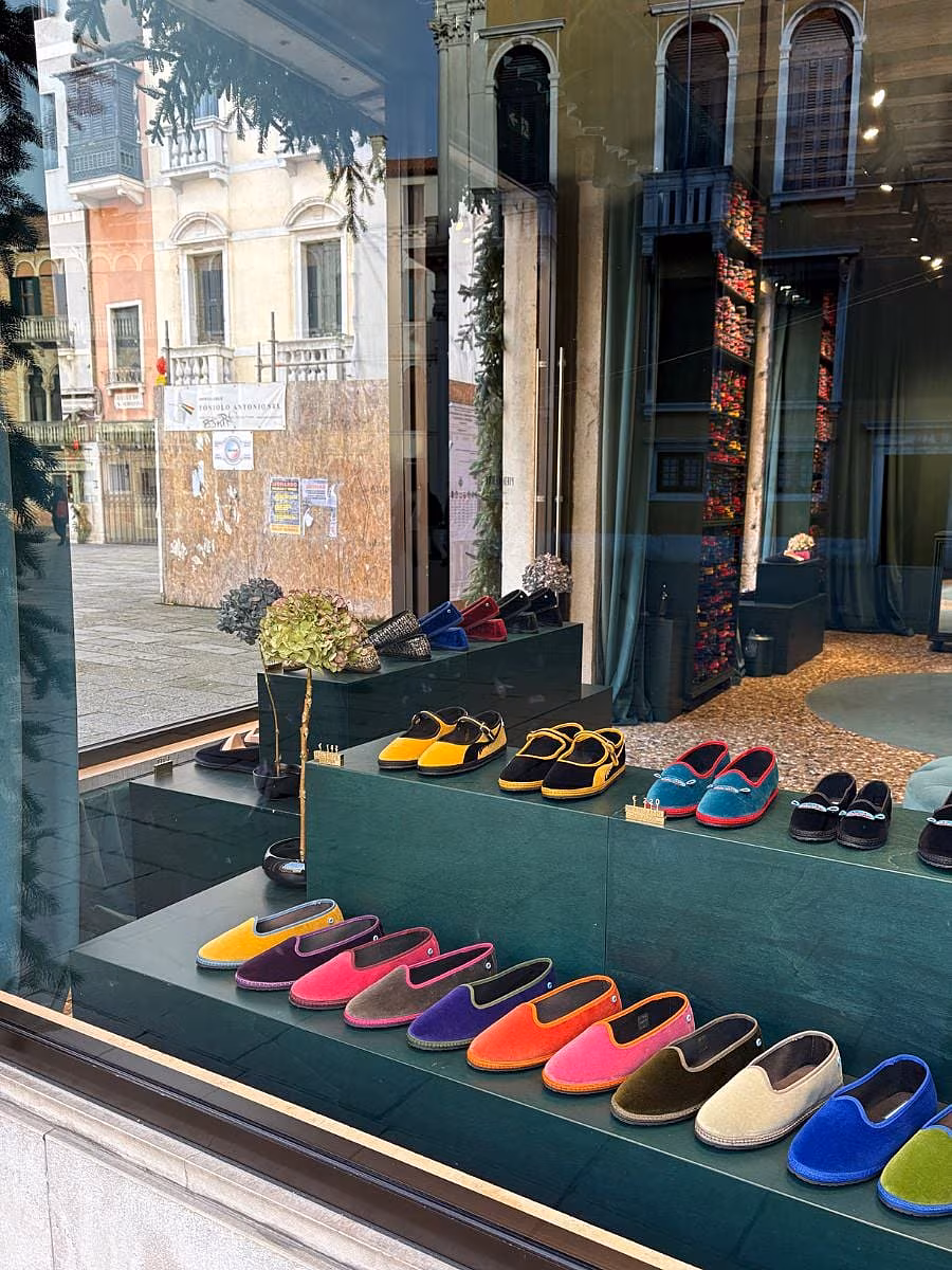 Sarah-Macken-Venice-stylish-haunts-slipper-shopping