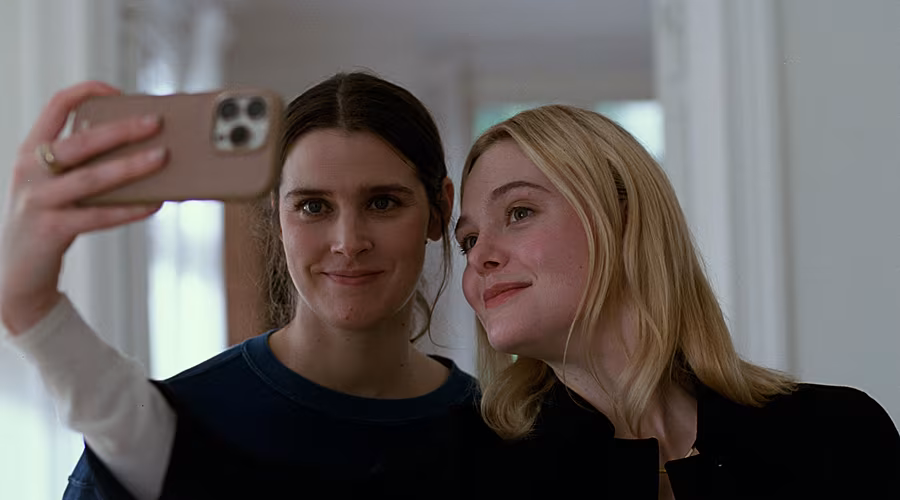 SentimentalValue_08_Inga-Ibsdotter-Lilleaas_Elle-Fanning_Photo_Kasper-Tuxen-Andersen