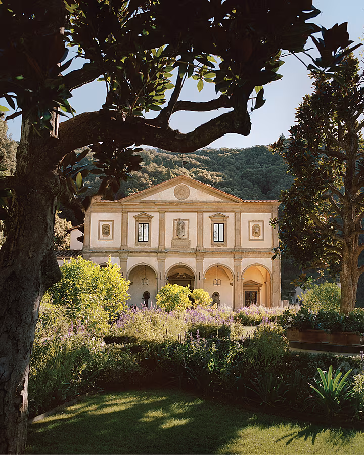 The-entrance-of-Villa-San-Michele-as-seen-by-François-Halard-copy