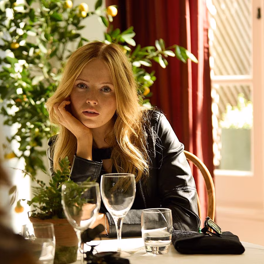 Ellie-Bamber-Kate-Moss-Moss-and-Freud-2