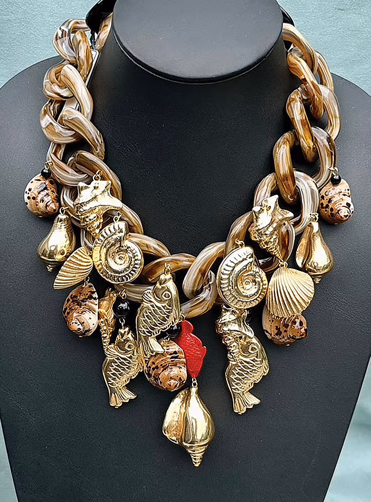 ANGELA-CAPUTI-VANDERBILT-JEWELLERY-COLLECTION-Choker-with-Fish-and-Shells-on-Links-AMBER