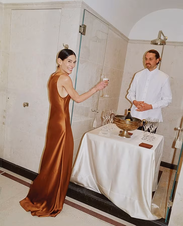 Lady-and-champagne