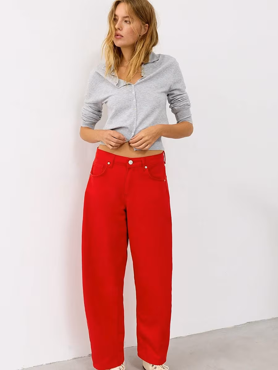 red-trousers-trend-AW26-Pull-and-Bear