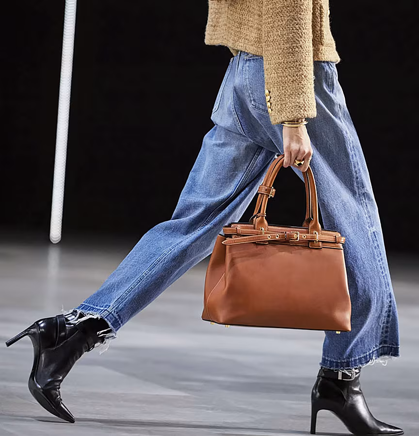 Frayed-hem-cropped-jeans-in-Paris