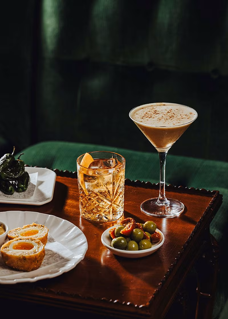 Snacks-and-cocktails-in-The-Wolf-Bar