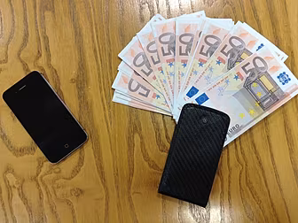 12,000 mobile phones stolen la...