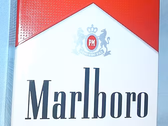 Marlboro man dies from lung ca...