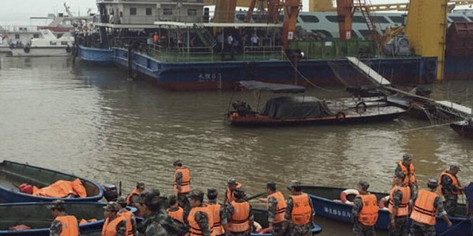 Ferry sinks with 450 on board
