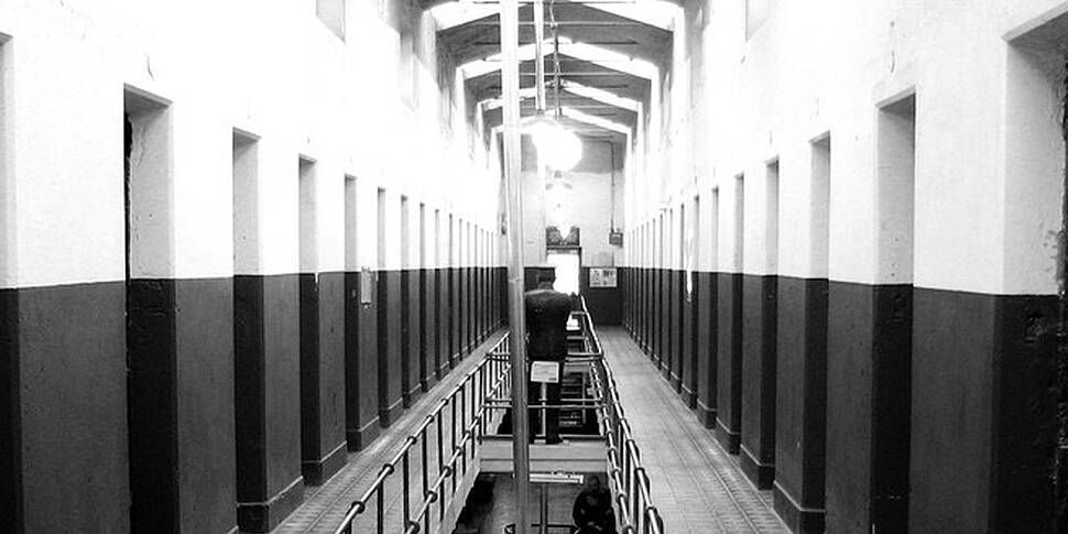 Hunt for missing inmate in Cla...