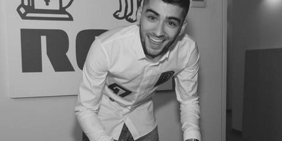 Zayn pic signing record contra...