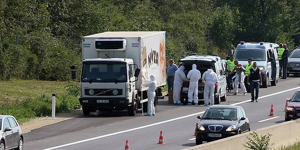 Up to 50 dead in lorry in Aust...