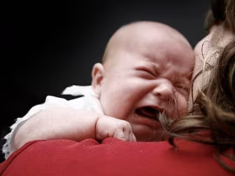 Dr. shows how to soothe a cryi...