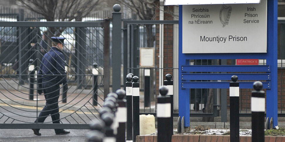 Inmate attacks 2 Prison Office...