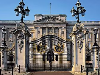 Man arrested at Buckingham Pal...