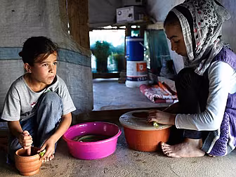 Syrian refugees pass 2,000,000...