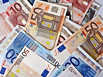 Euromillions winner collects c...