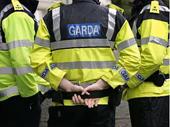 Gardi examine CCTV footage aft...