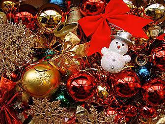 Poll: who puts up the Christma...