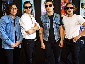 Arctic Monkeys win best live a...