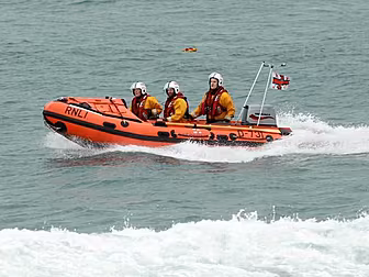 Man rescued from Lough Ree die...
