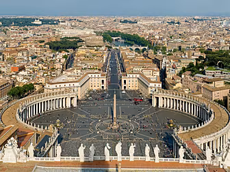 President Obama meets Pope Fra...
