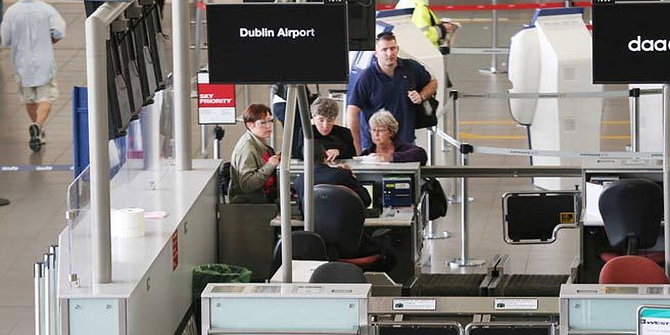 US tightens international airp...