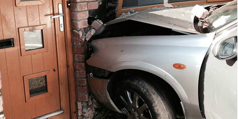 Car crashes into house in Fing...