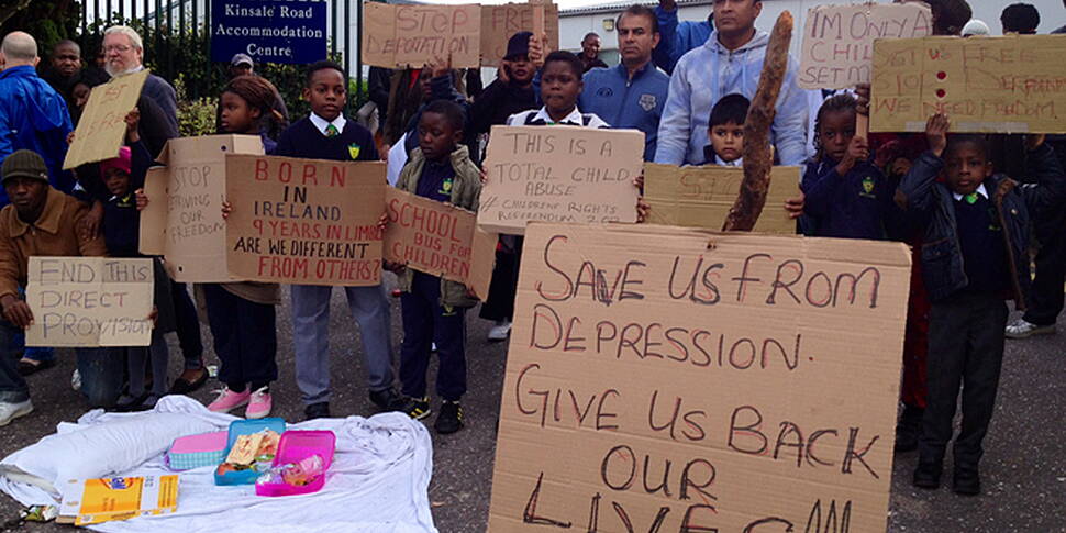 Asylum seekers protest over co...
