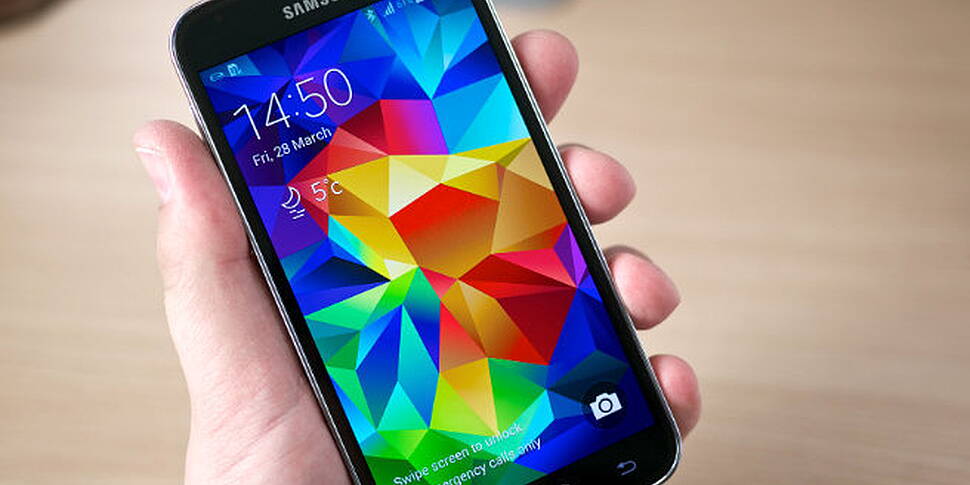Samsung profits drop by 30%
