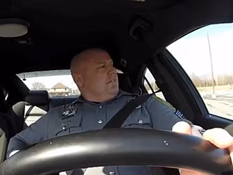 US Cop Caught On Camera Shakin...