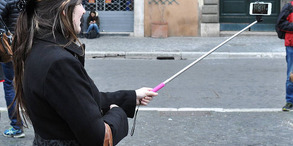 Women delete 5 selfies to get...
