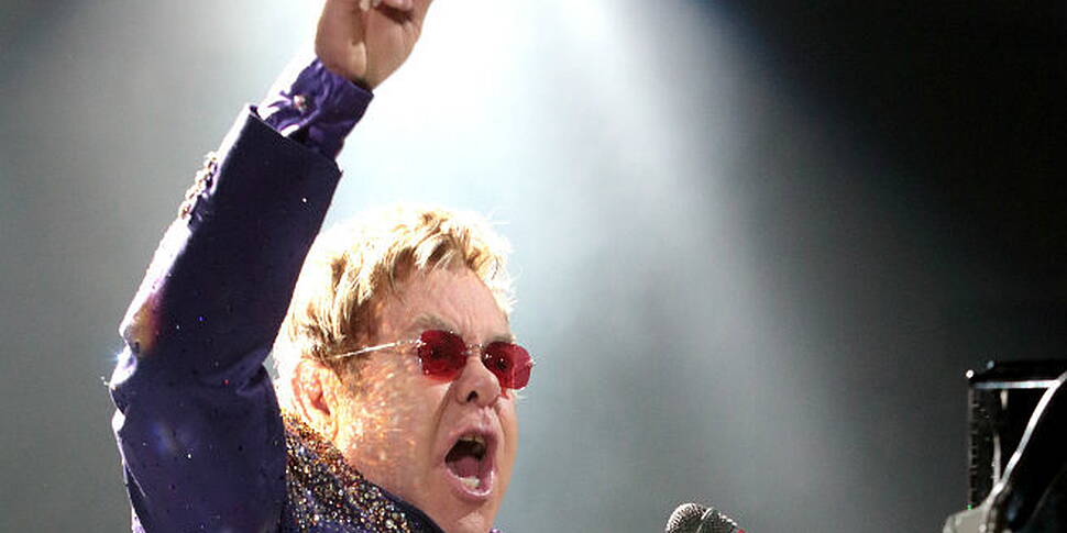Elton apologises for ranting a...