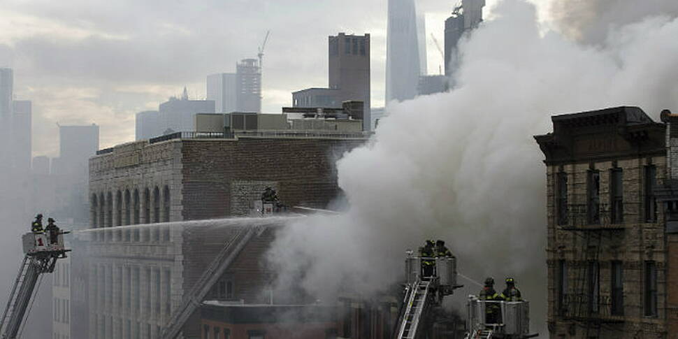19 injured in New York collaps...