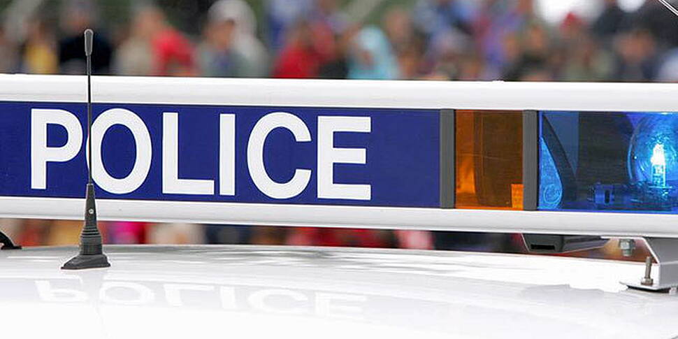 Officer cleared of shooting de...