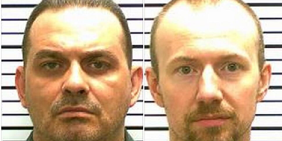 Escaped murderers 'could b...