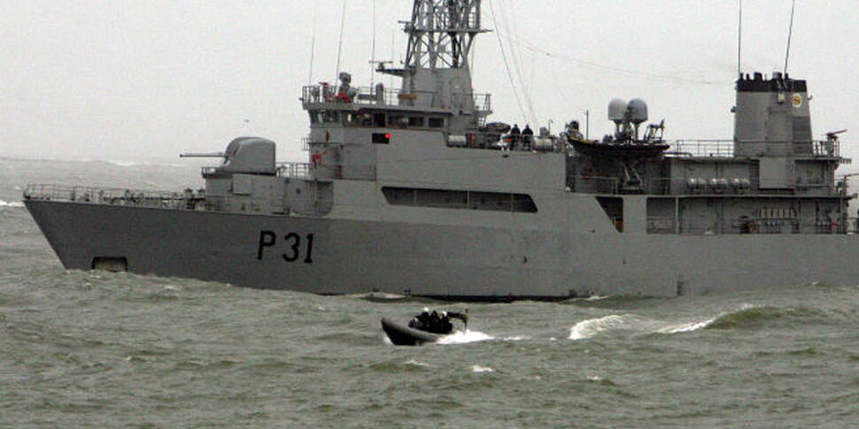 LE Eithne to hand over migrant...