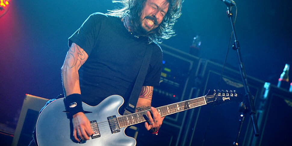 Grohl breaks leg... then plays...