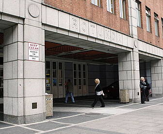 Nine month wait for cancer vis...