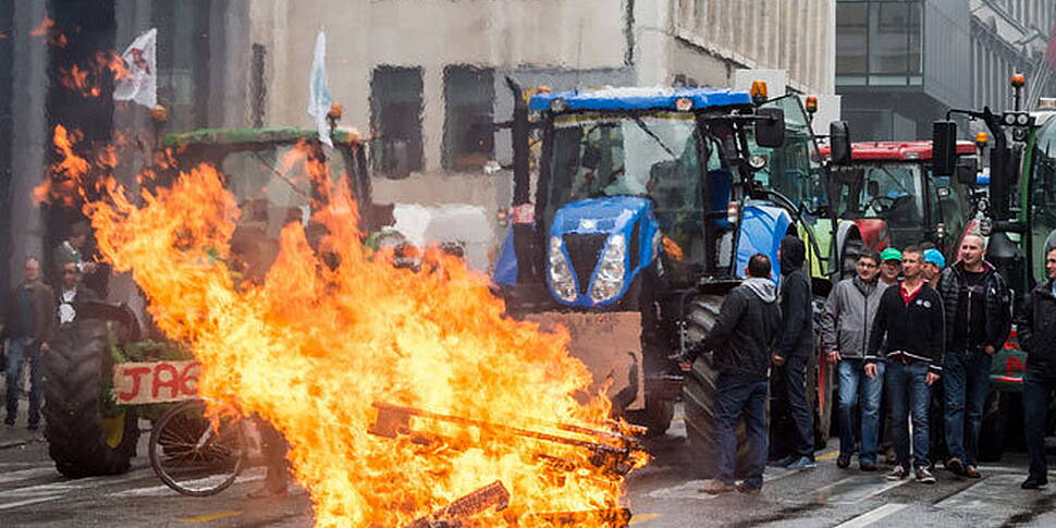 Farmers clash with police in B...