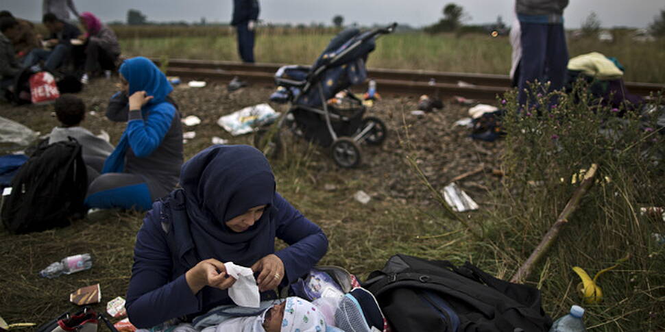 Thousands of refugees are stil...