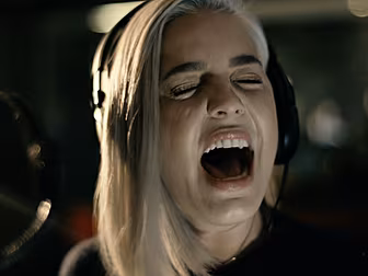 Anne-Marie performs soulful/ac...