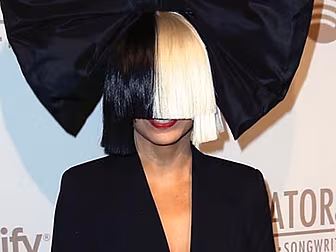 Sia Makes An Ass Of Paparazzo 