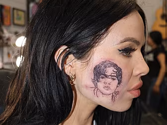 Harry Styles Fan Gets Tattoo O...