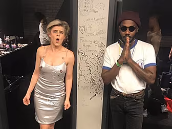 Robyn Fans Had A Subway Sing-a...