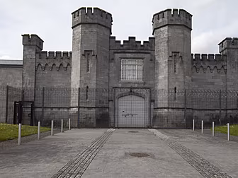 Prison Officers Warn Overcrowd...