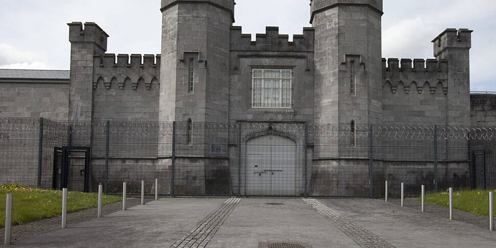 Prison Officers Warn Overcrowd...