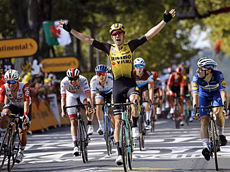 Winds wreak havoc on peloton a...