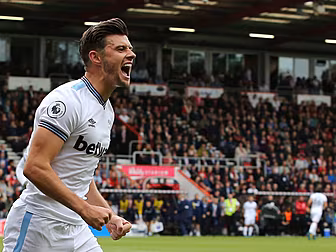 Aaron Cresswell commits his fu...