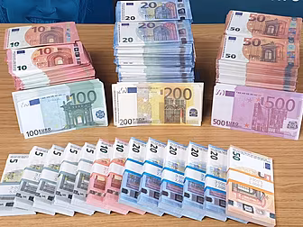 €430,895 Of Fake Movie Prop Mo...