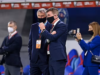 Ireland boss Kenny holds 